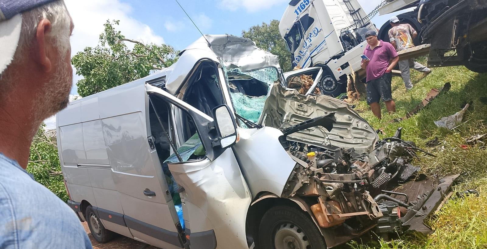 Batida entre carro, caminhão e van deixa um morto e três feridos no PR | G1