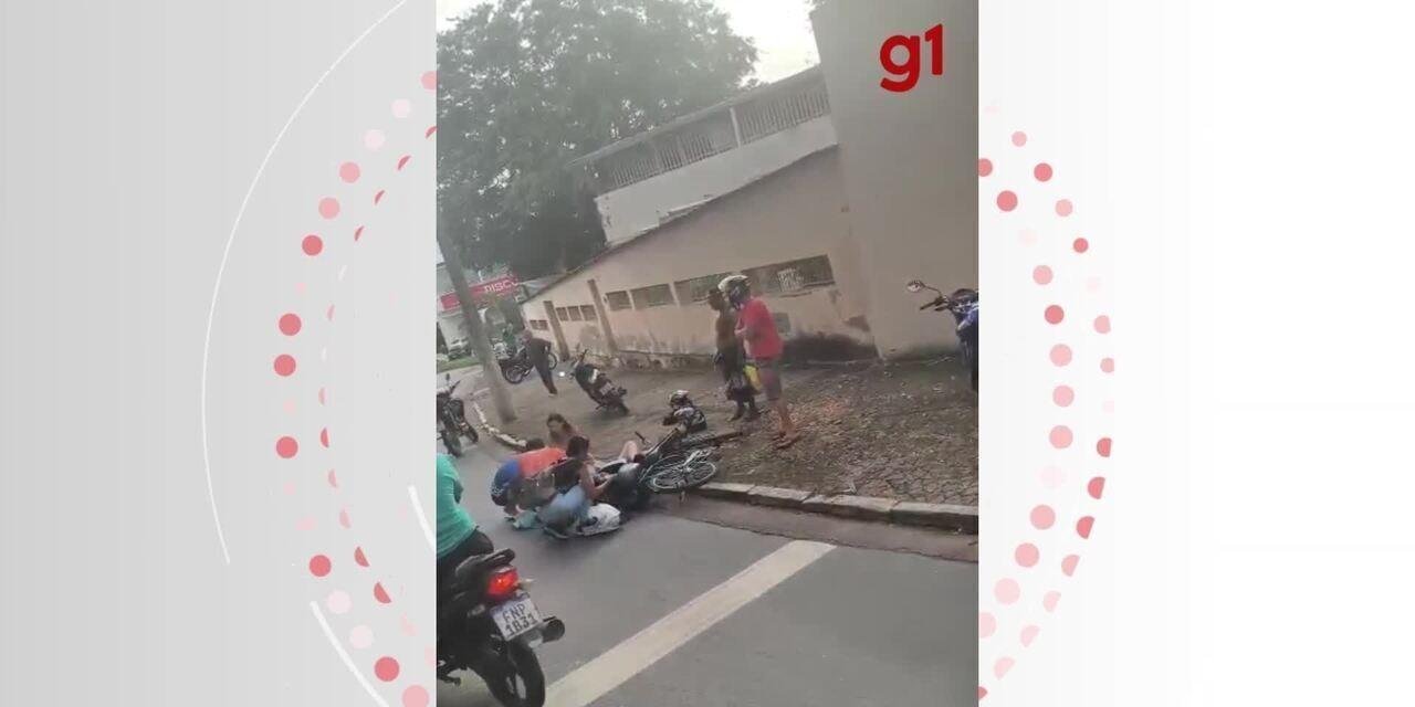VÍDEO: Motociclista cai ao parar para observar acidente em MG | G1