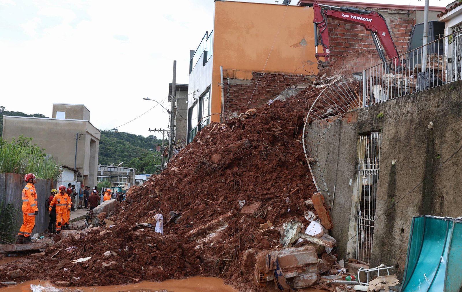 Minas Gerais tem mais uma noite de chuva forte e mortos chegam a 55