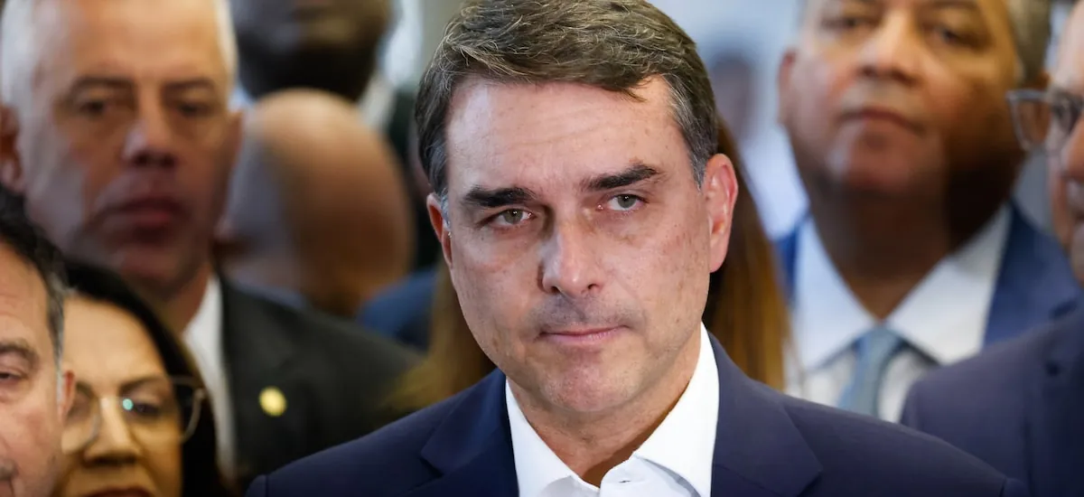 Jair Bolsonaro foi beneficiário dos escândalos em 2018, quem será o dos escândalos de Flávio em 26?