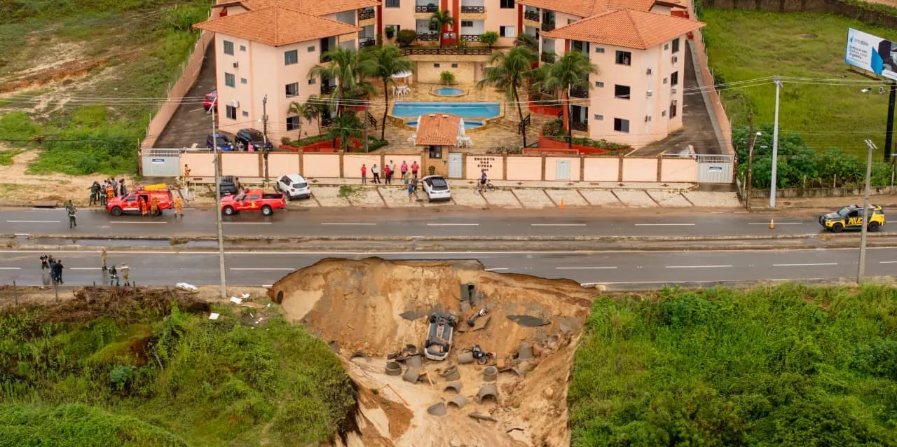 Confira imagens de cratera na estrada entre Fortaleza e Aquiraz