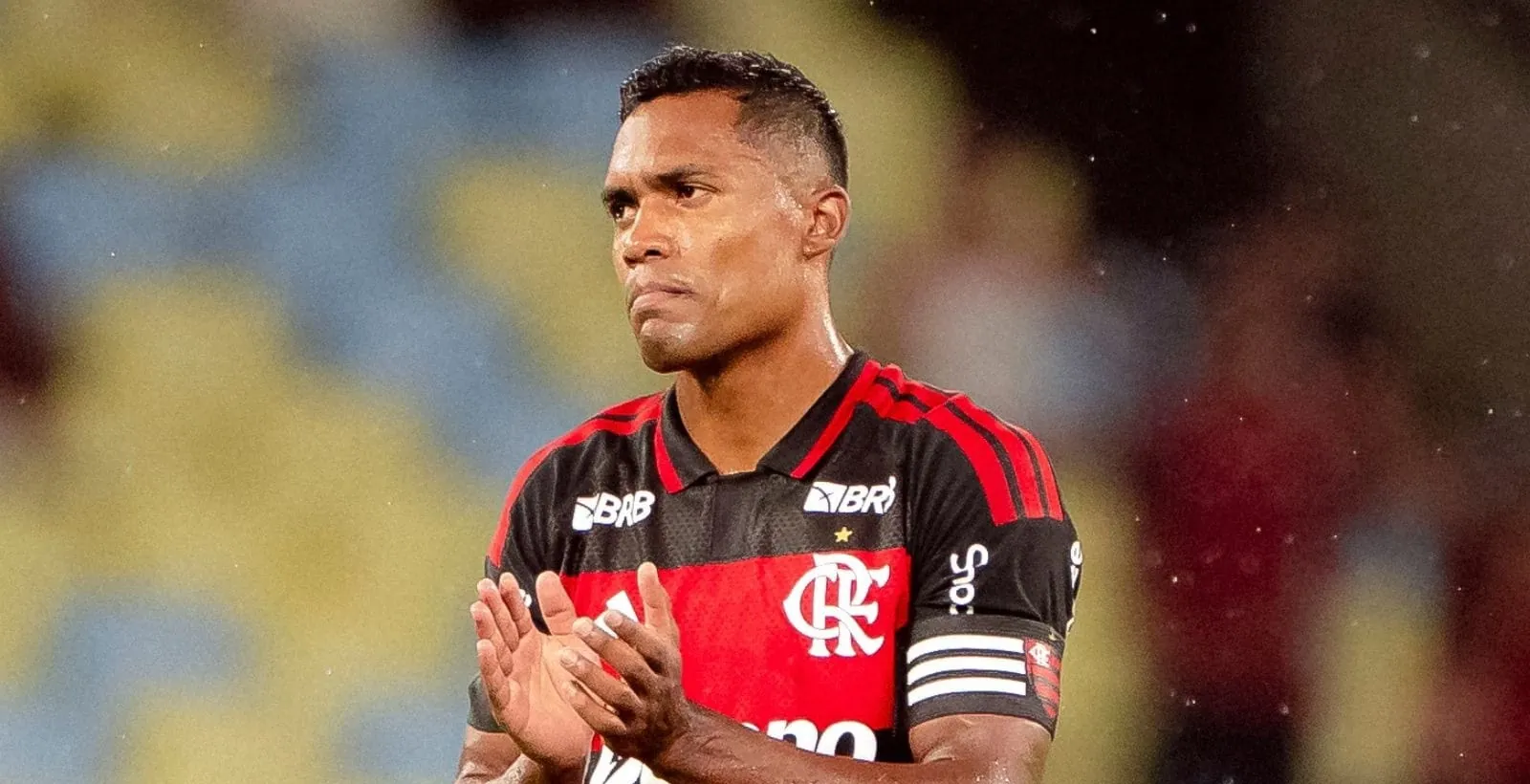 Após Copa frustrante, Flamengo renova com Alex Sandro até o fim de 2027