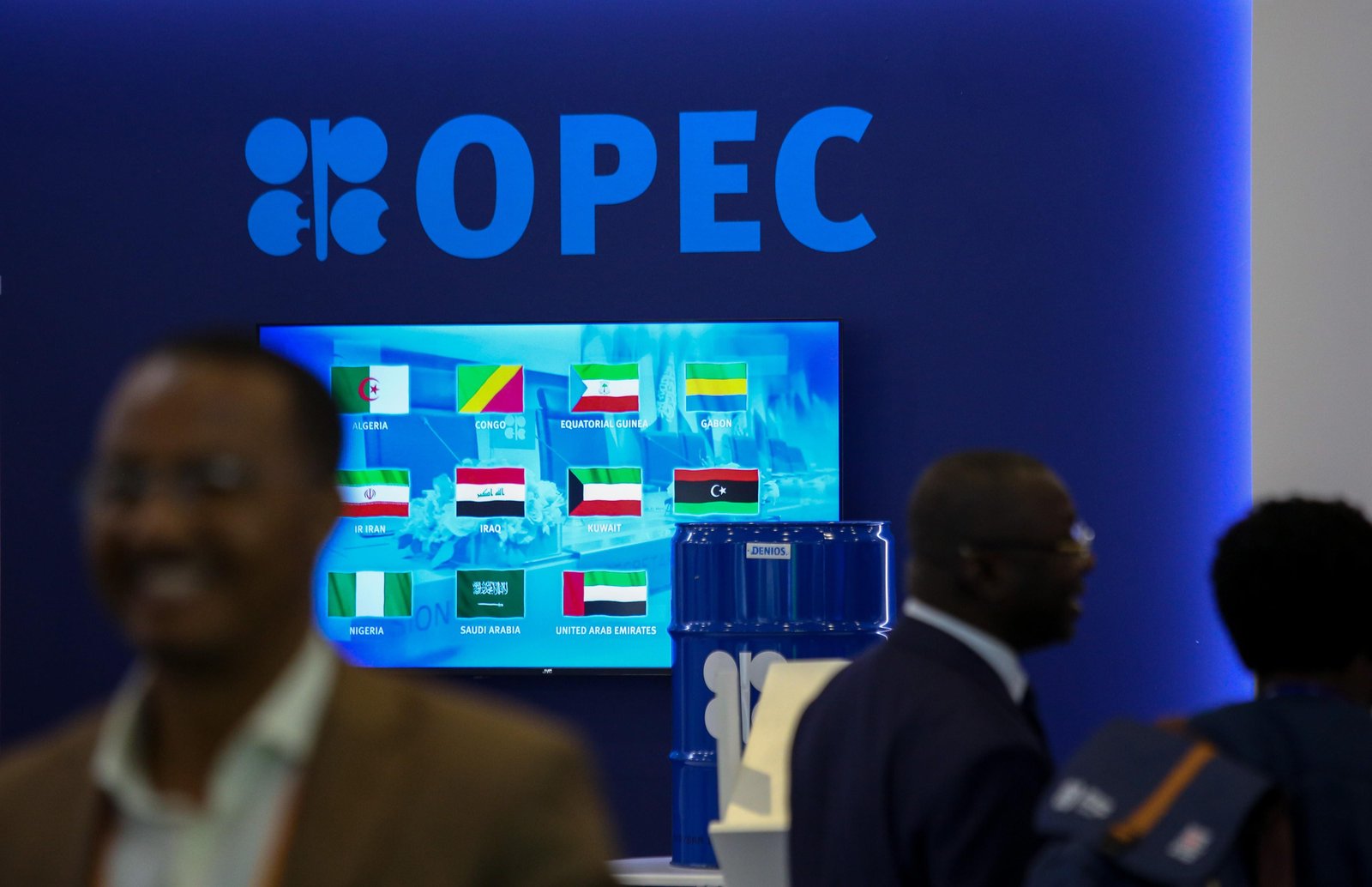 OPEP+ confirma aumento de 206 mil barris por dia na produção para abril