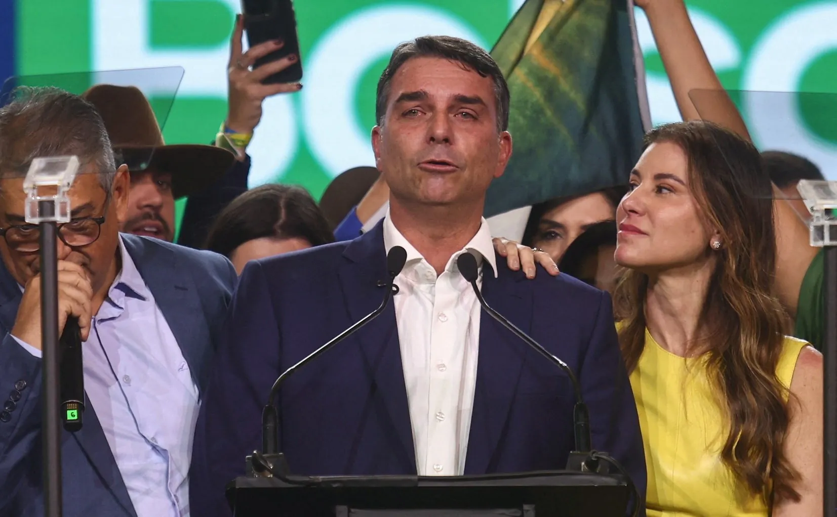 Em discurso marcado por referências a Jair, Flávio Bolsonaro agradece familiares e chora ao falar do pai