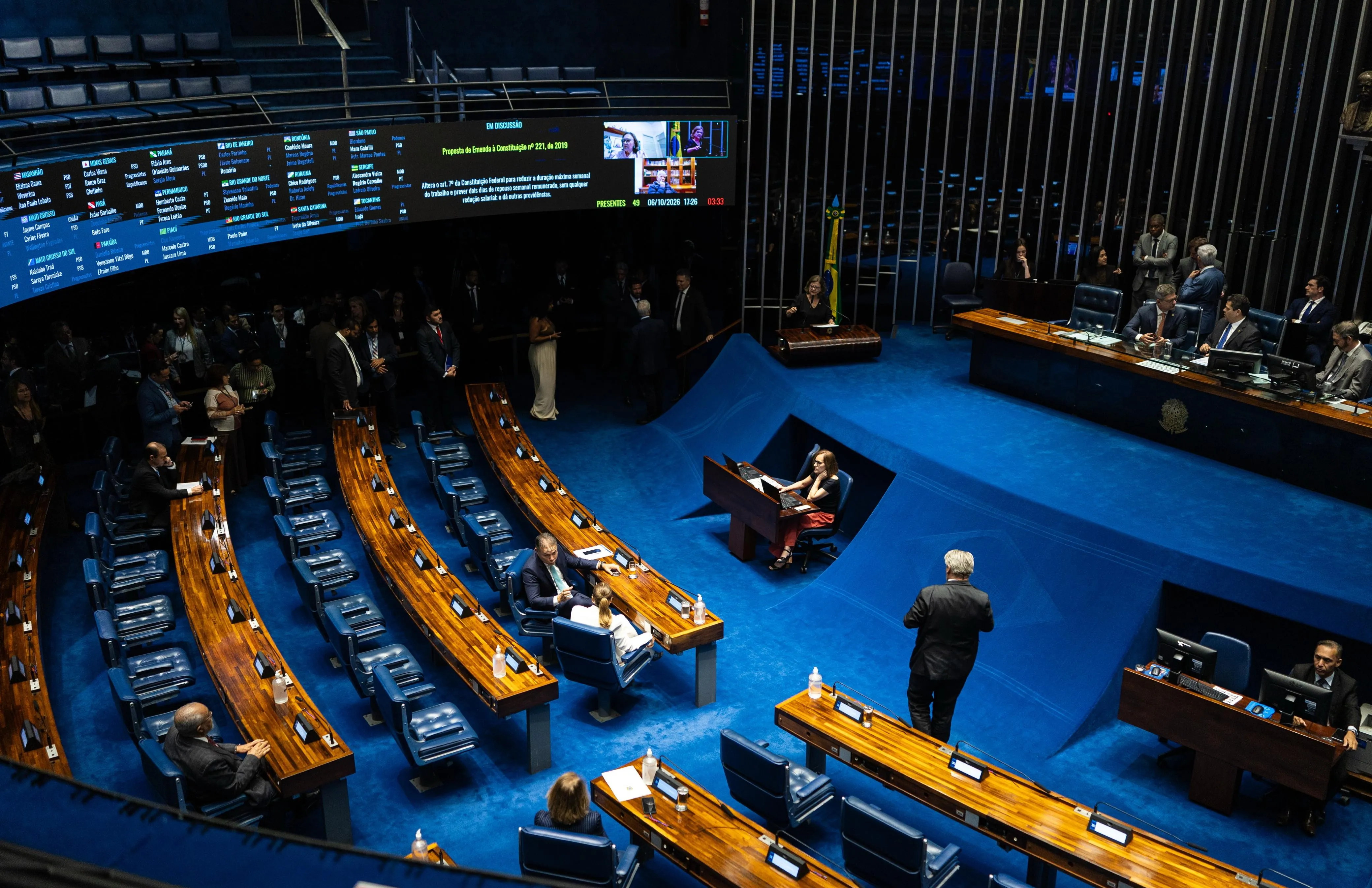 Senado vota fim da escala 6x1: governo tenta aprovar PEC em dois turnos e oposição resiste; entenda estratégias