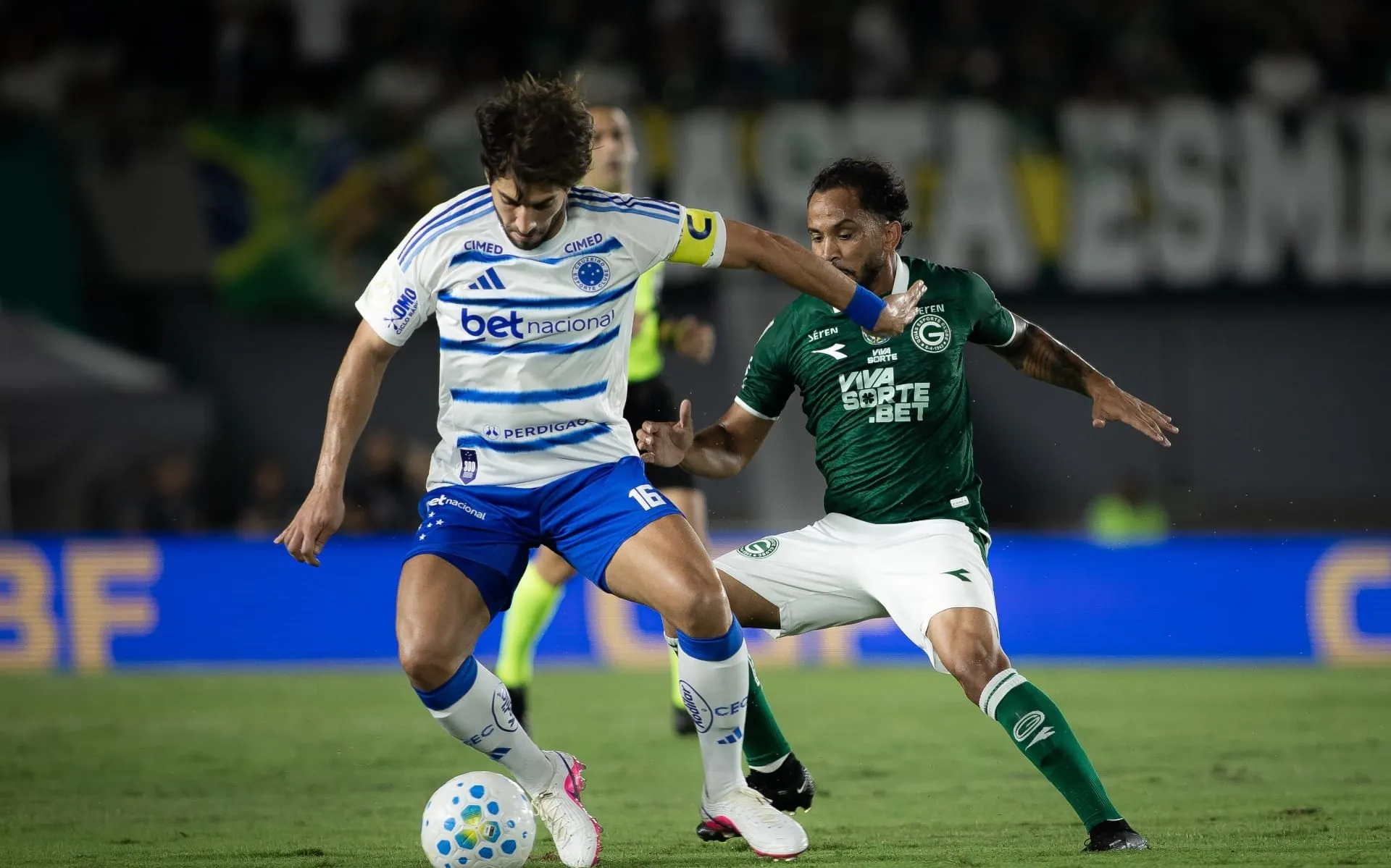 Goiás faz golaço em casa e comemora empate com Cruzeiro na Copa do Brasil