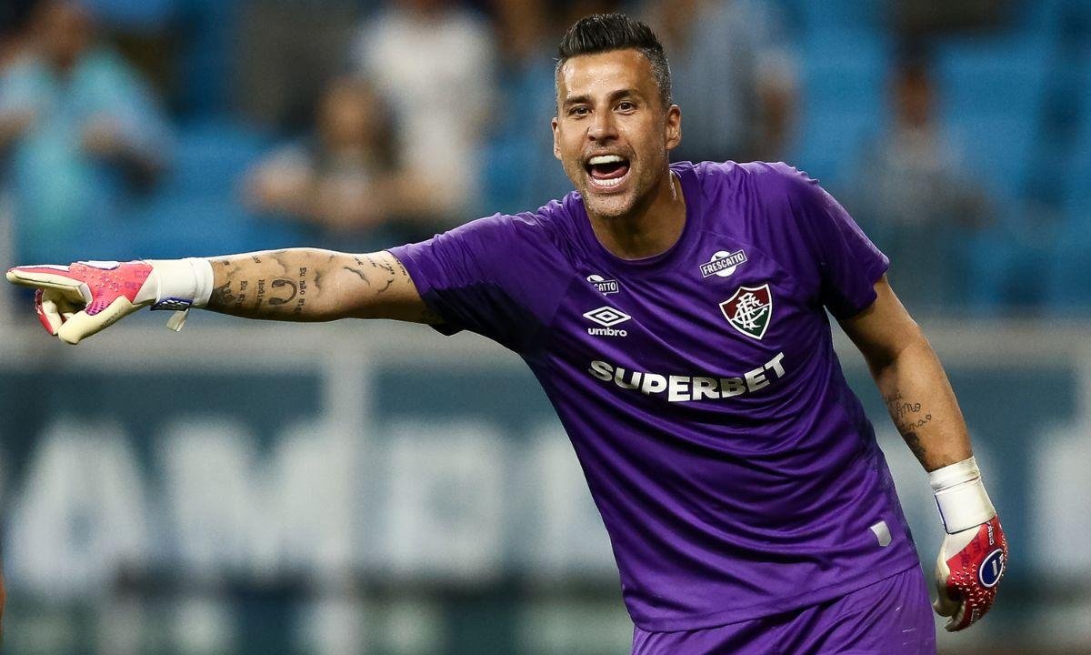 Fábio revela dificuldades em gramado sintético: "Sempre complicado"