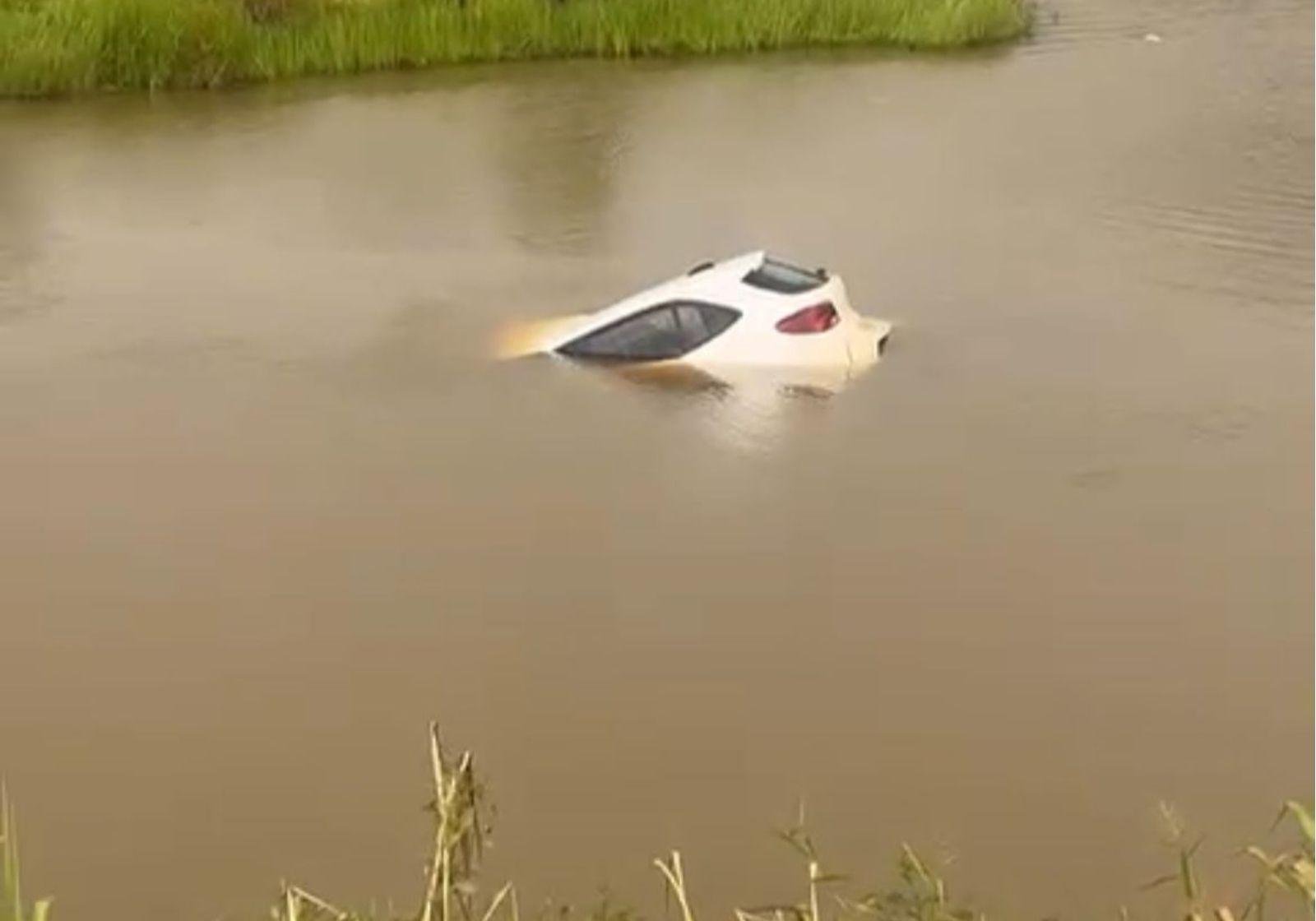 Mulher passa por buraco, perde o controle e carro cai em açude no AC | G1