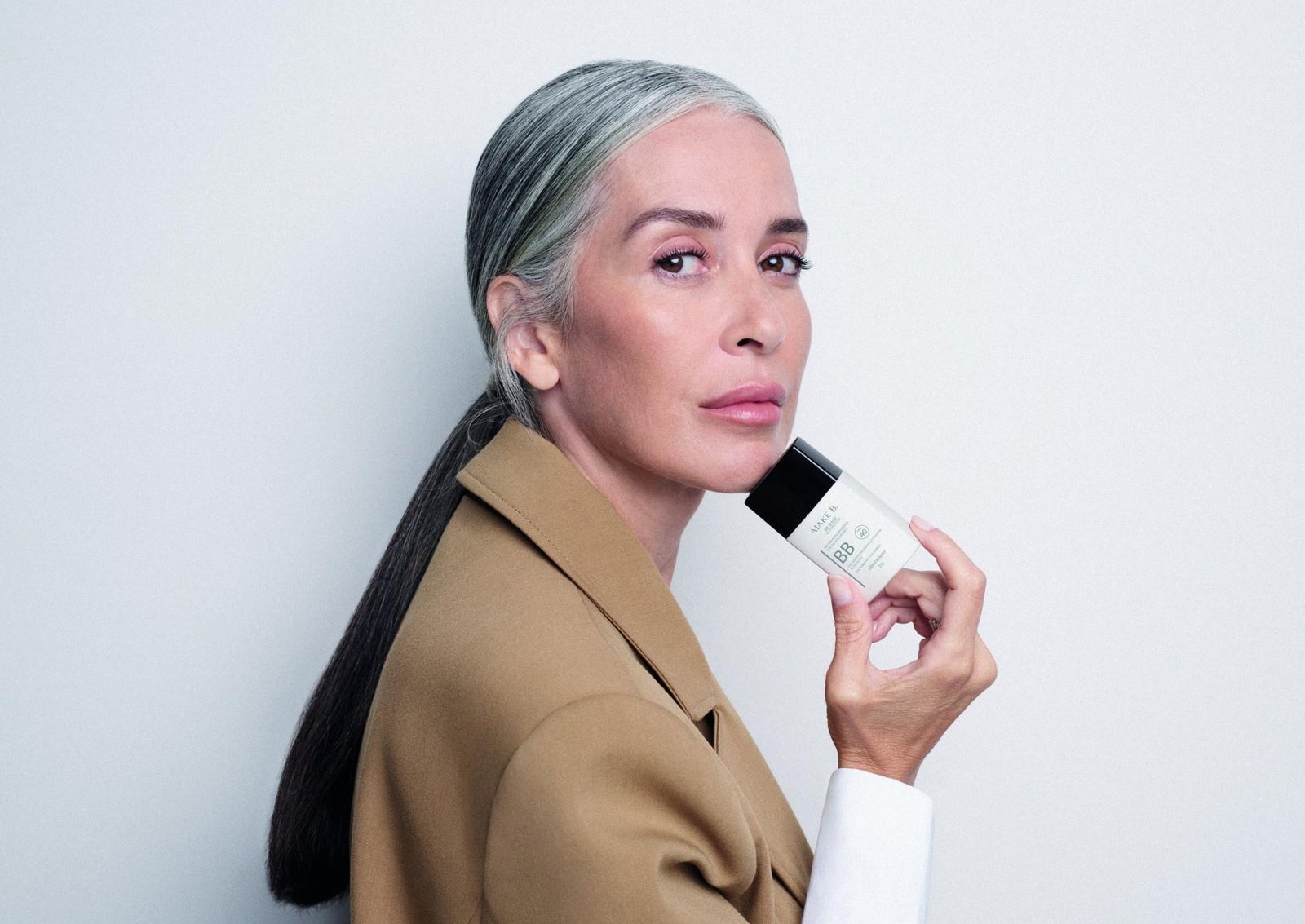 Minimalismo, nostalgia e glow durável pautam tendências que prometem render ao longo de 2026