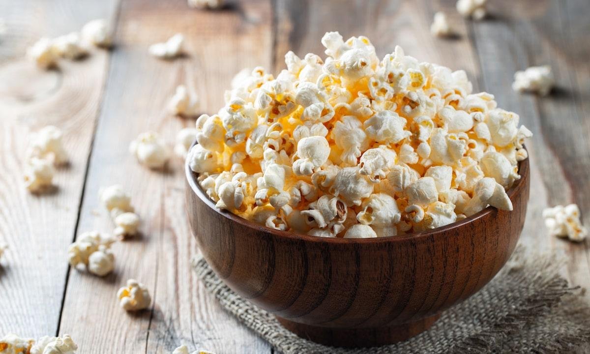 Nem queimada, nem murcha: os truques para deixar a pipoca igual à de cinema