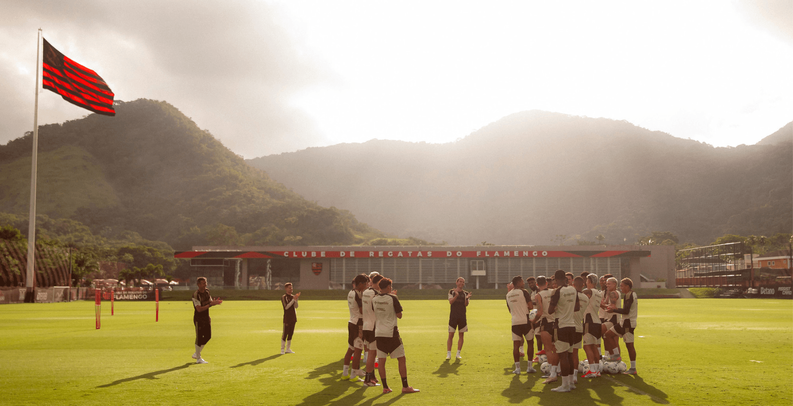 Torcida do Flamengo protesta no CT do clube e cobra Filipe Luís e diretoria