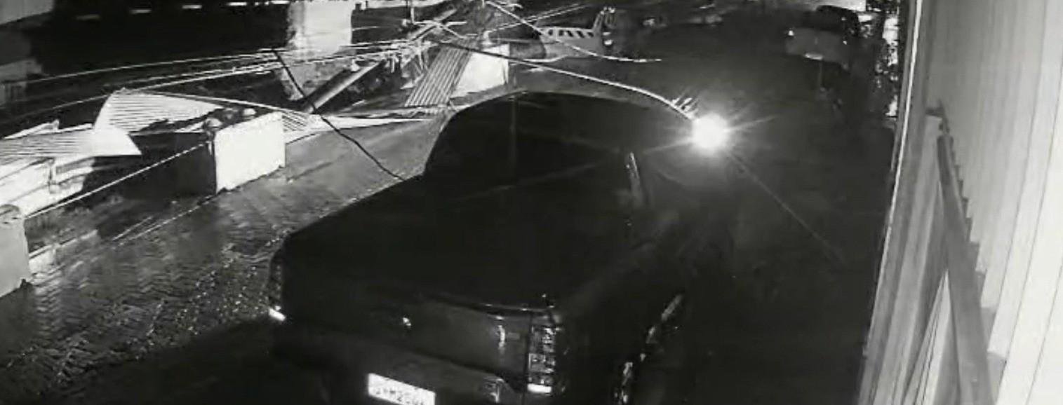 Vídeo mostra poste caindo em avenida no Centro de Governador Valadares | G1