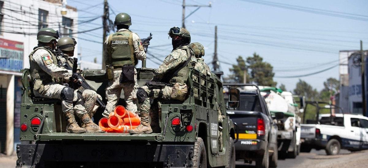 México mobiliza 10 mil militares após onda de violência por morte de chefe do narcotráfico
