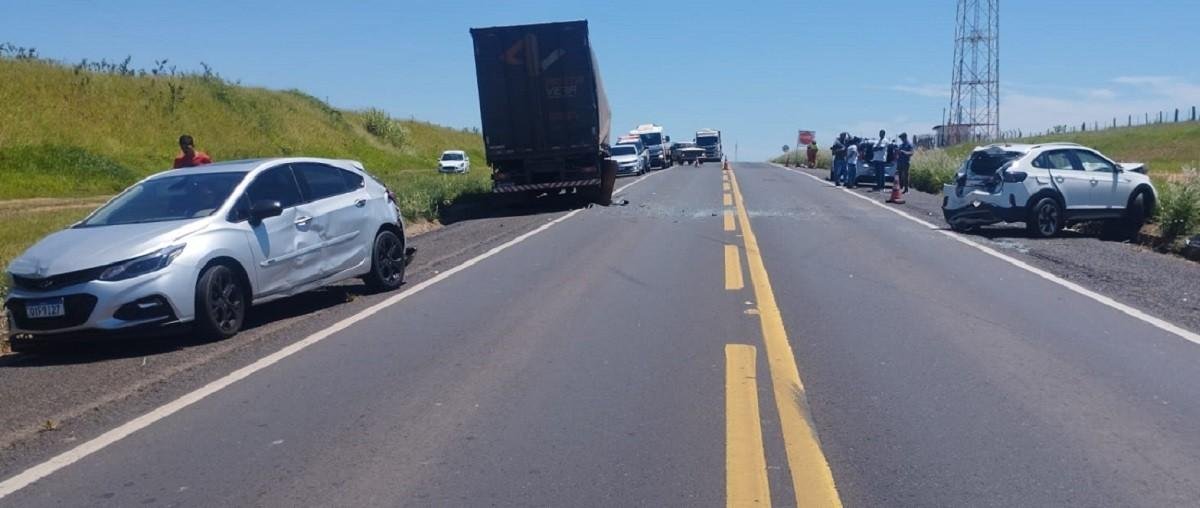 Cinco veículos se envolvem em engavetamento na BR-153 em SP | G1