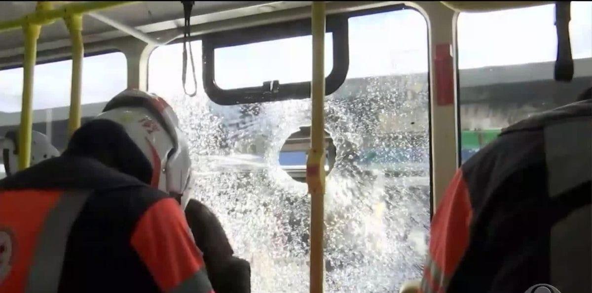 Ônibus é apedrejado em terminal e deixa duas passageiras feridas em SP