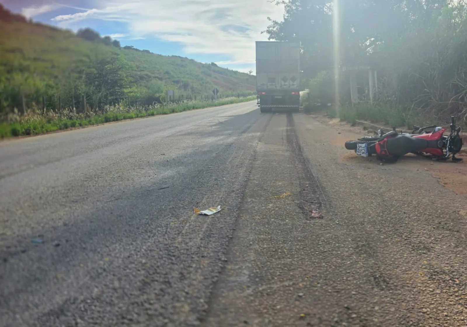 Jovem morre após bater em carro e ser atropelada por caminhão em MG