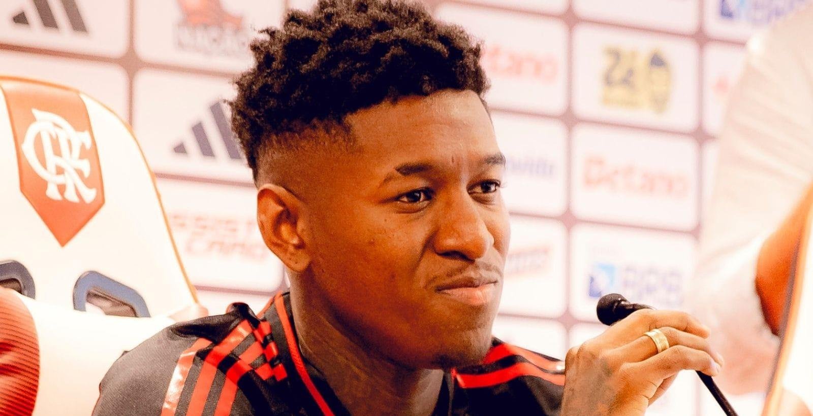 Vitão chora ao ser apresentado no Flamengo e diz: 'Só tem craque aqui'