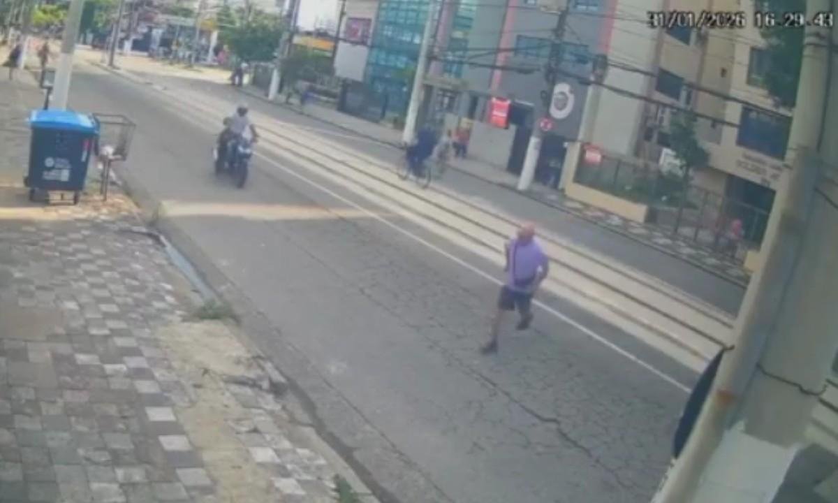 Motociclista foge após atropelar e matar idoso de 89 anos em Santos