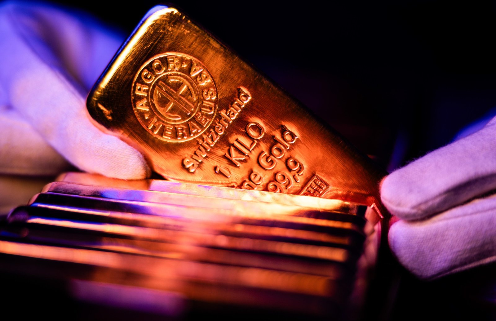 Ouro e prata voltam a disparar após tombo histórico