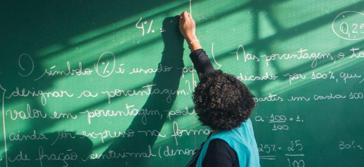 MEC contraria a própria regra e sugere reduzir aulas presenciais para formar professor