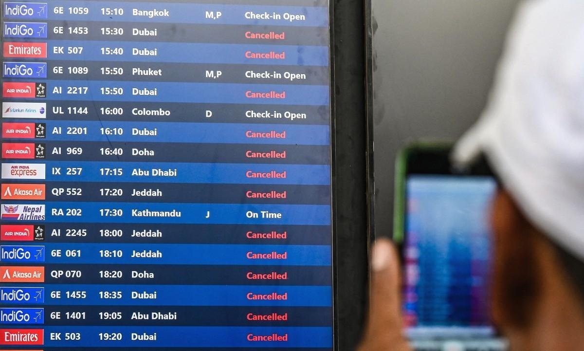 Bombardeios no Oriente Médio provocam cancelamento massivo de voos e deixam passageiros retidos | G1