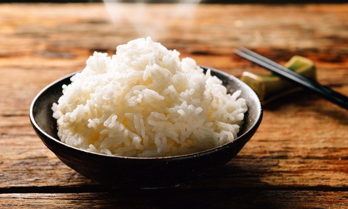 Nem vinagre, nem limão: como deixar o arroz soltinho?