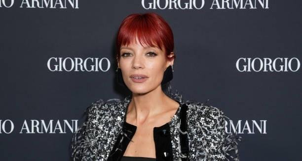 Lily Allen confirma relacionamento com parente de Sigmund Freud após fim do casamento com David Harbour