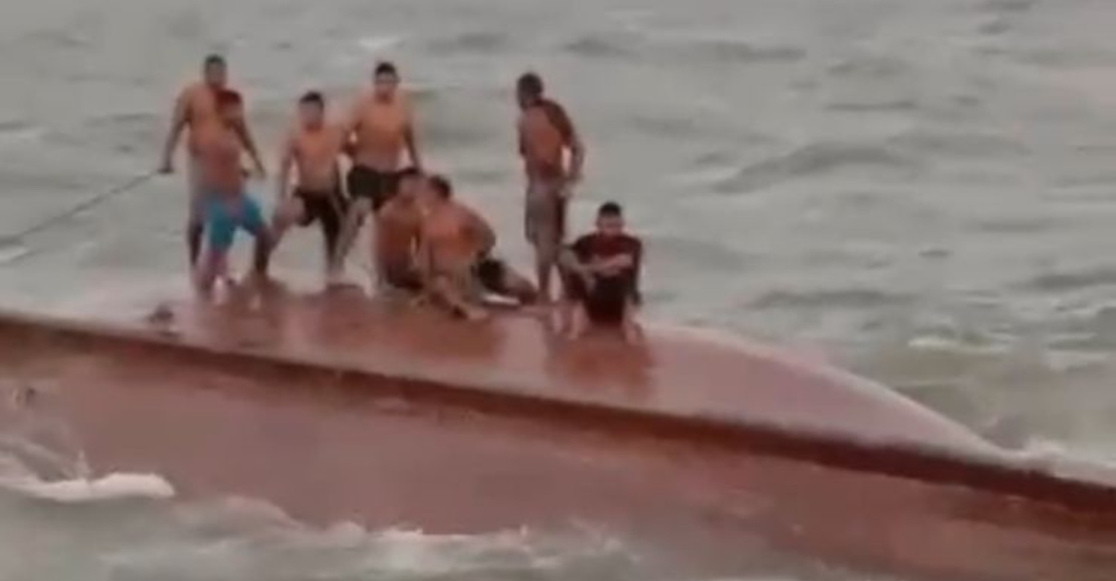 Naufrágio no Pará: 10 pescadores são resgatados em alto mar; VÍDEO | G1