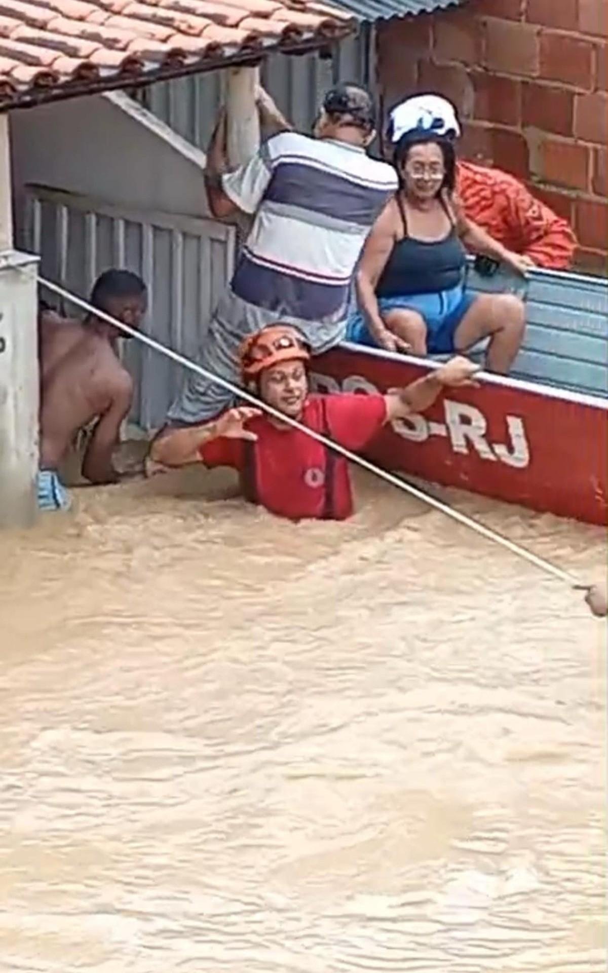 Bombeiros resgatam moradores de barco após alagamentos em Rio Bonito | G1