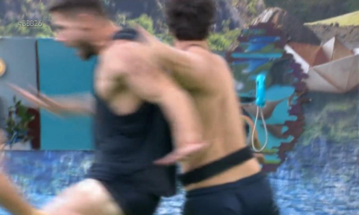 BBB26: imagens inéditas mostram PA puxando Jonas antes da queda