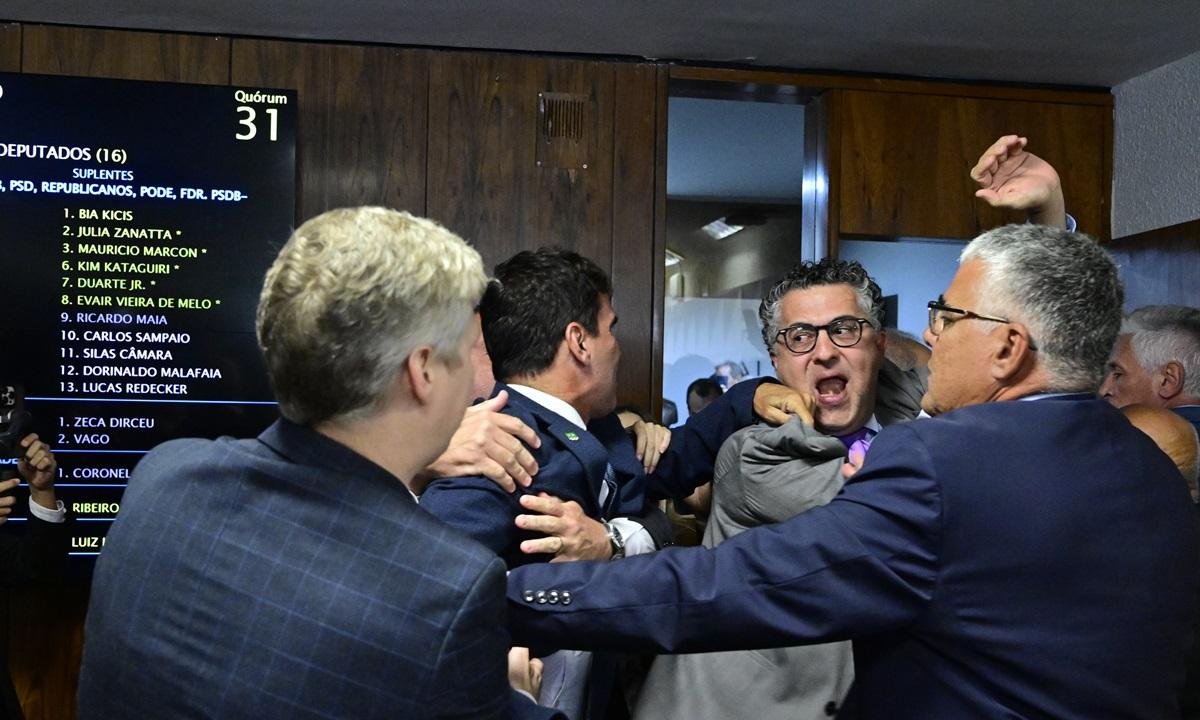 Entenda o "golpe do painel": como a oposição fabricou vitória na CPMI do INSS