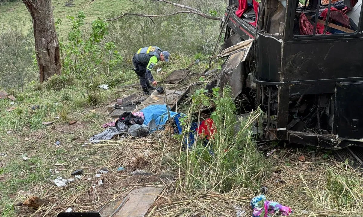 Ônibus de romeiros que caiu em ribanceira e matou seis pessoas: veja o que se sabe sobre acidente em Cruzeiro, SP