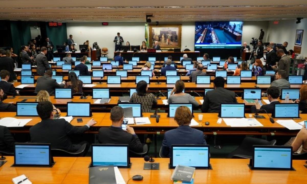 Câmara instala seis das comissões e define respectivos presidentes