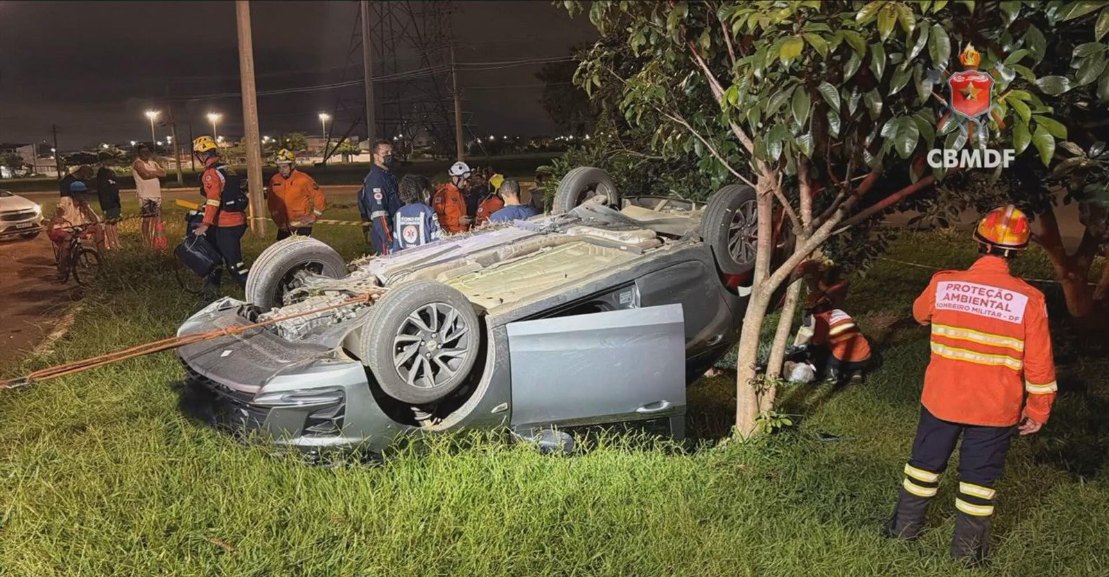 Mulher morre após ser arremessada para fora de carro em capotamento | G1