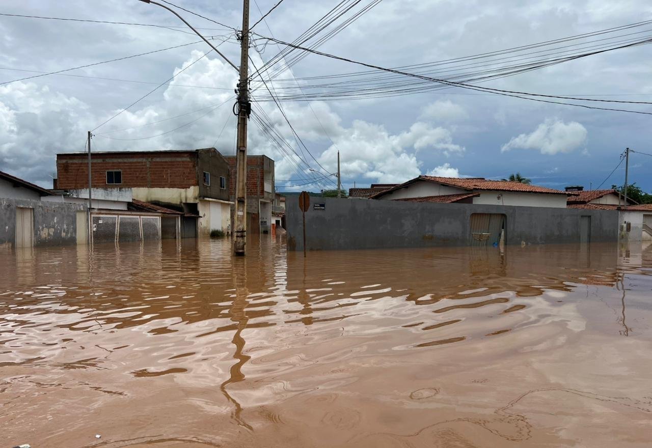 Enchente deixa 60 pessoas desabrigadas e 1.600 desalojadas em Espinosa | G1