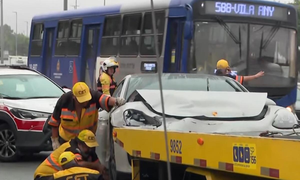 Acidente envolvendo Porsche tem fuga e ameaça com arma na Marginal
