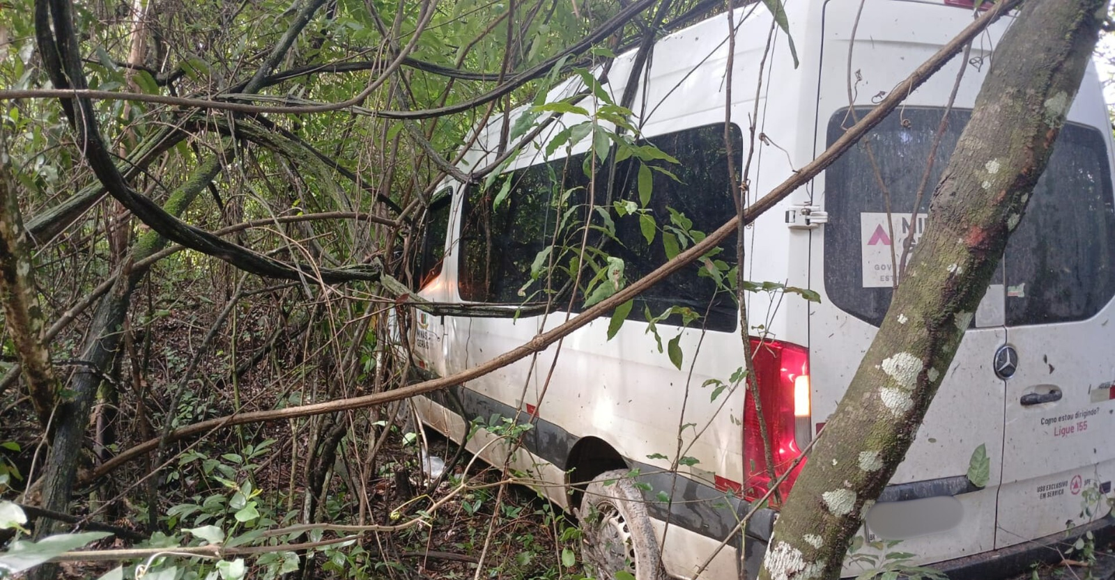 Acidentes com ambulância e van deixam 12 feridos em rodovias de MG | G1