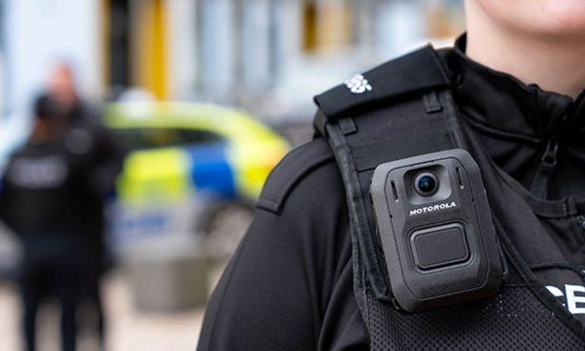 Bodycam de PMs não grava ocorrência e juíza absolve dupla por tráfico