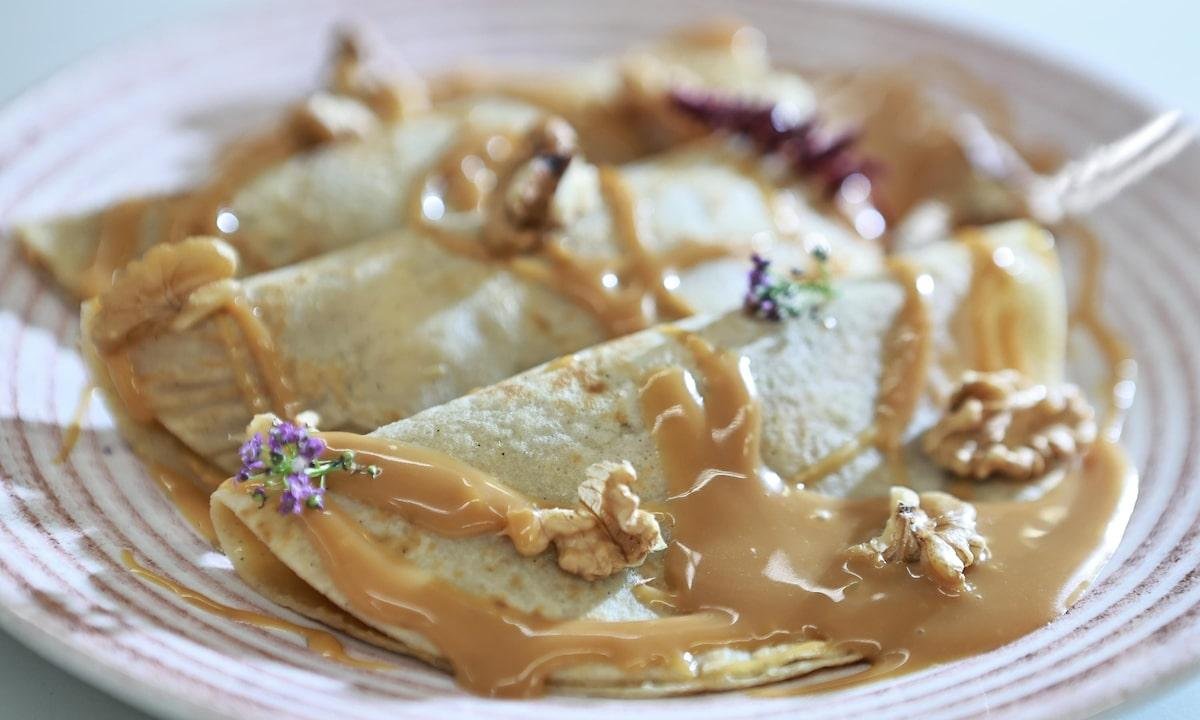 Como fazer massa de crepe com doce de leite para o café da tarde?