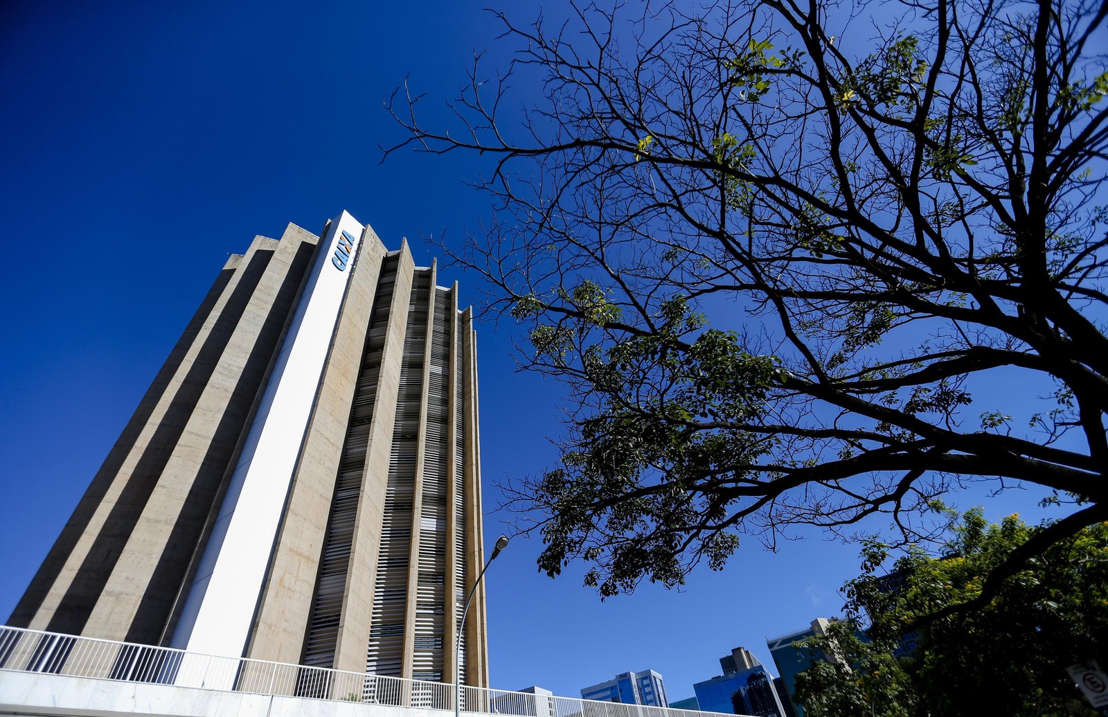 Caixa volta a financiar imóveis acima de R$ 2,25 milhões com recursos da poupança