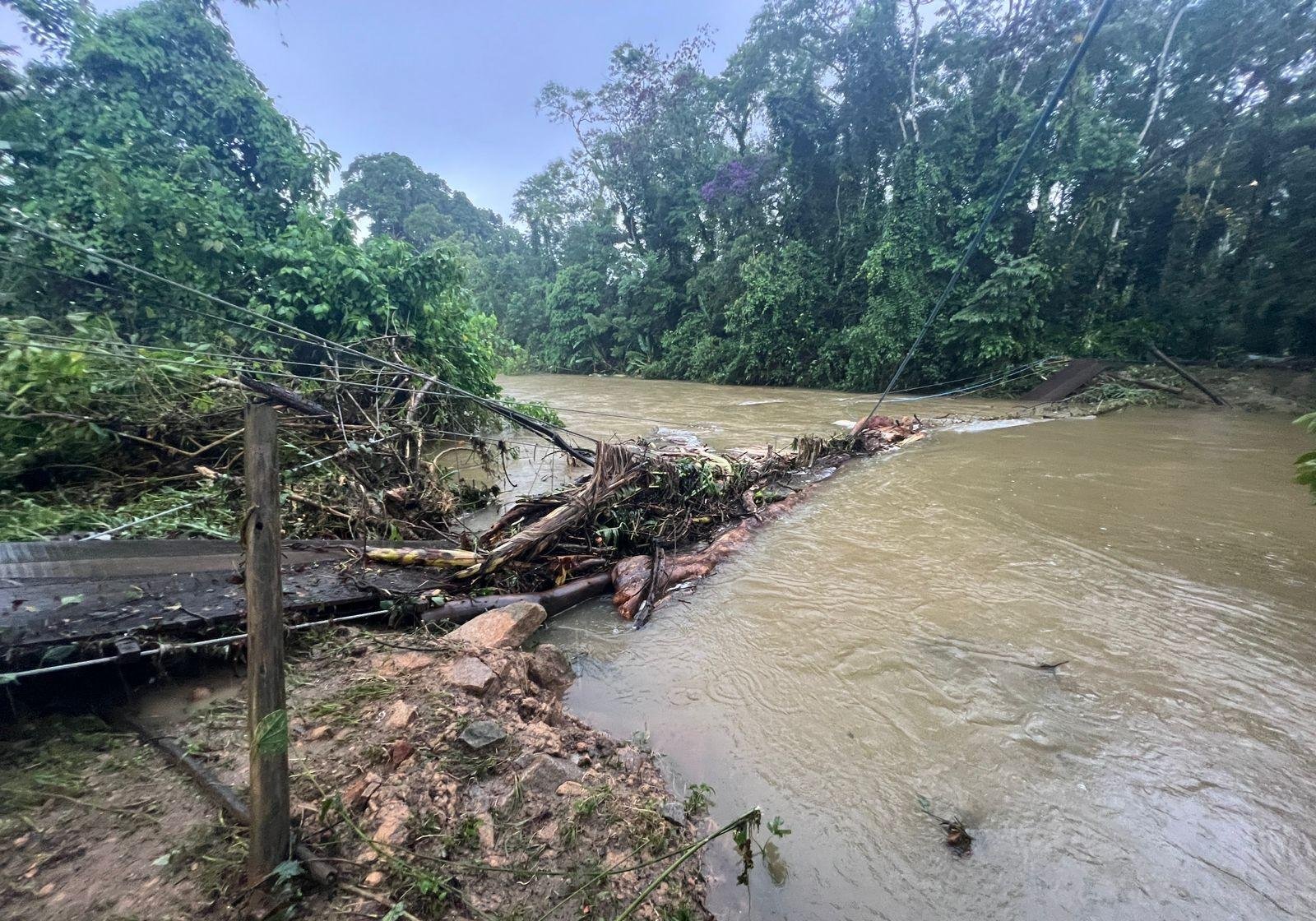 Chuva em Ubatuba: ponte é destruída e correnteza invade travessia | G1