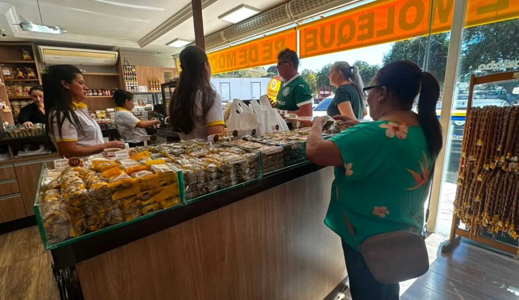 Pé de moleque cresce, se moderniza e preserva tradição de mais de 90 anos em cidade mineira