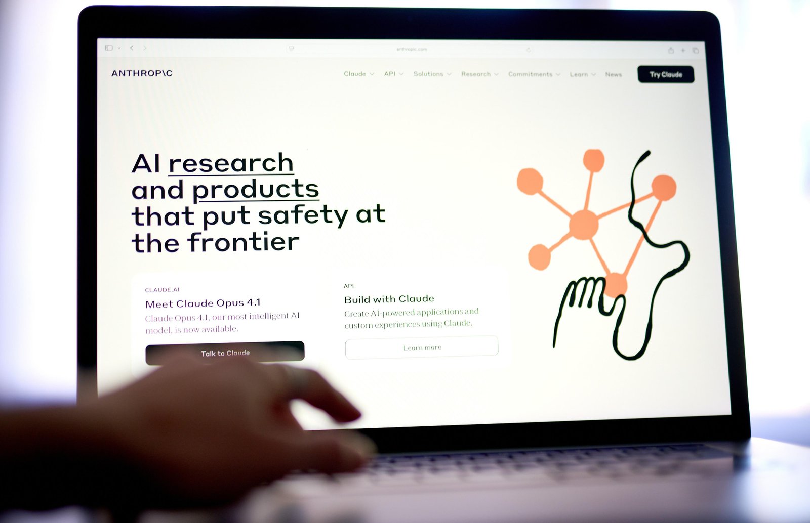 Anthropic enfrenta instabilidade no Claude em meio à demanda recorde