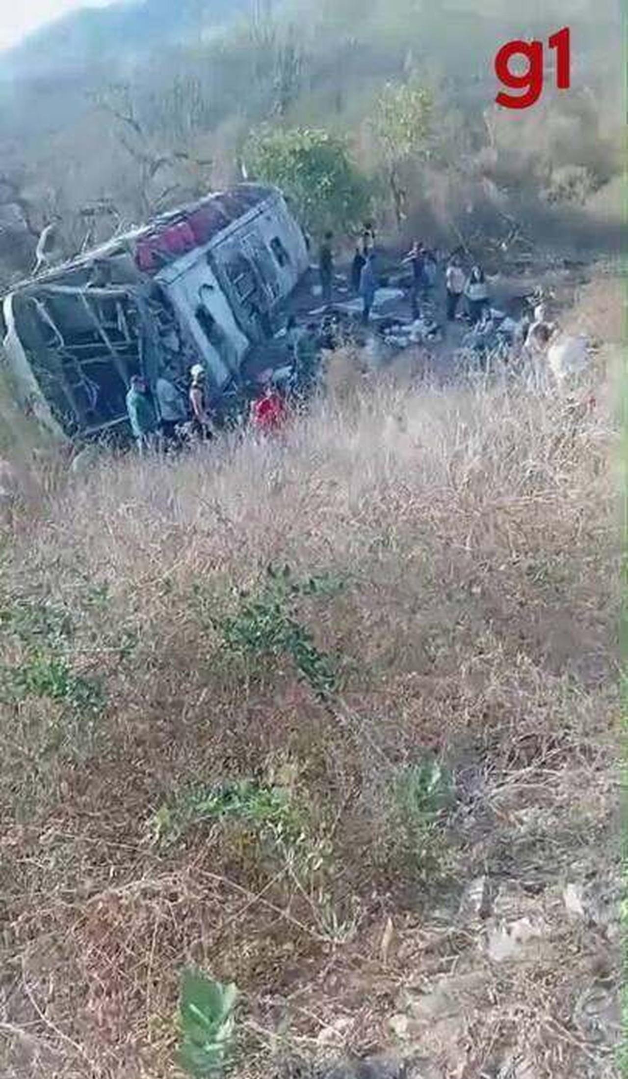 Ônibus com romeiros capota e deixa 16 mortos e feridos em Alagoas | G1