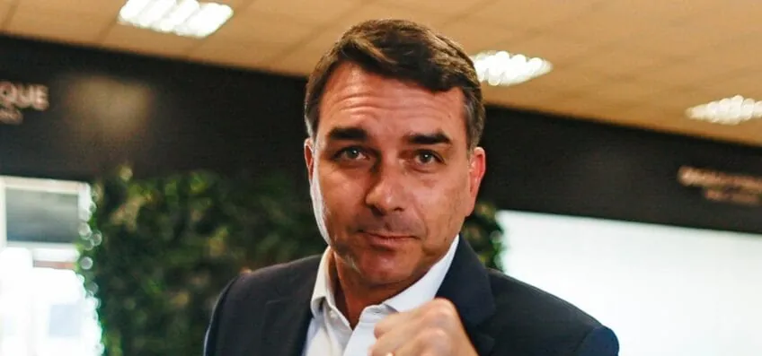 PT pede para investigar se há elo de aliados de Flávio com CV