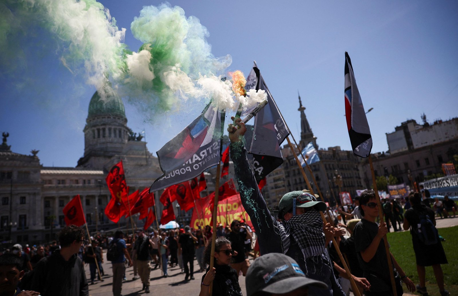 Reforma trabalhista de Milei vai a votação no Senado em meio a greve | G1