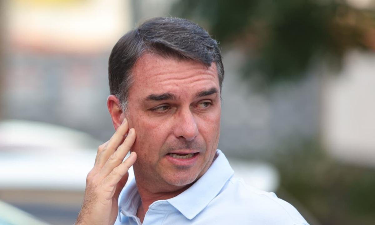 Empresas e sócia de Flávio Bolsonaro viram alvo do PT na CPMI do INSS