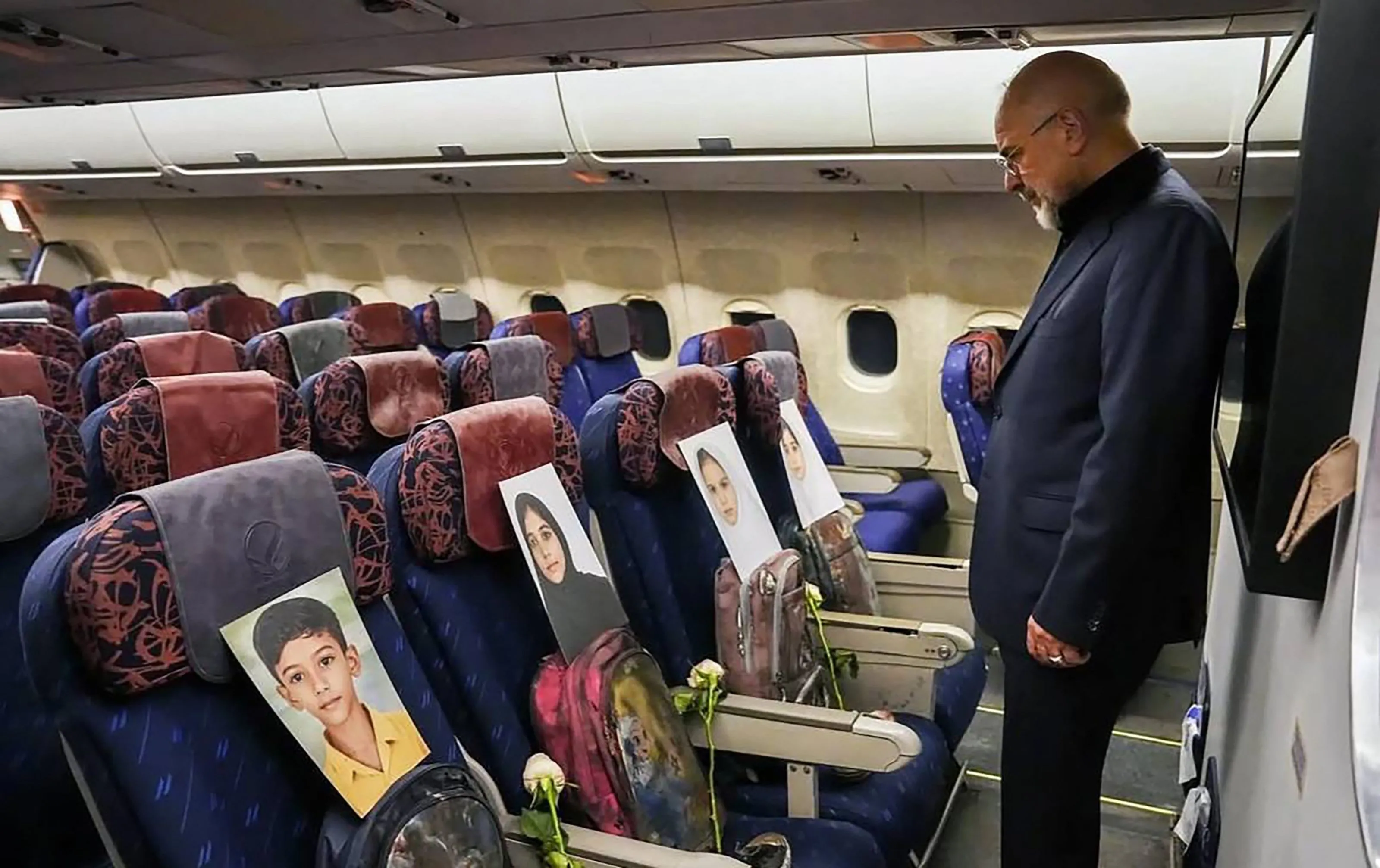 Avião que levou delegação do Irã para negociação com os EUA no Paquistão fez homenagem a crianças mortas em escola