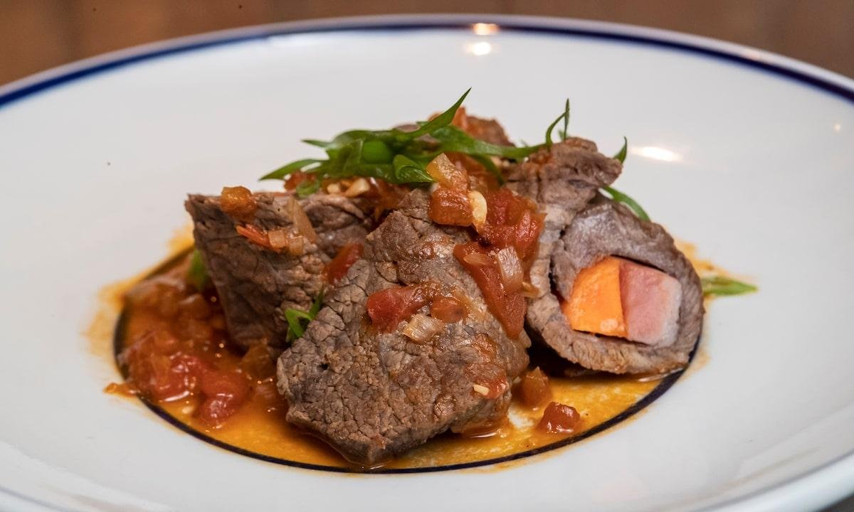 Receita rápida de bife à rolê com bacon para o almoço de terça-feira