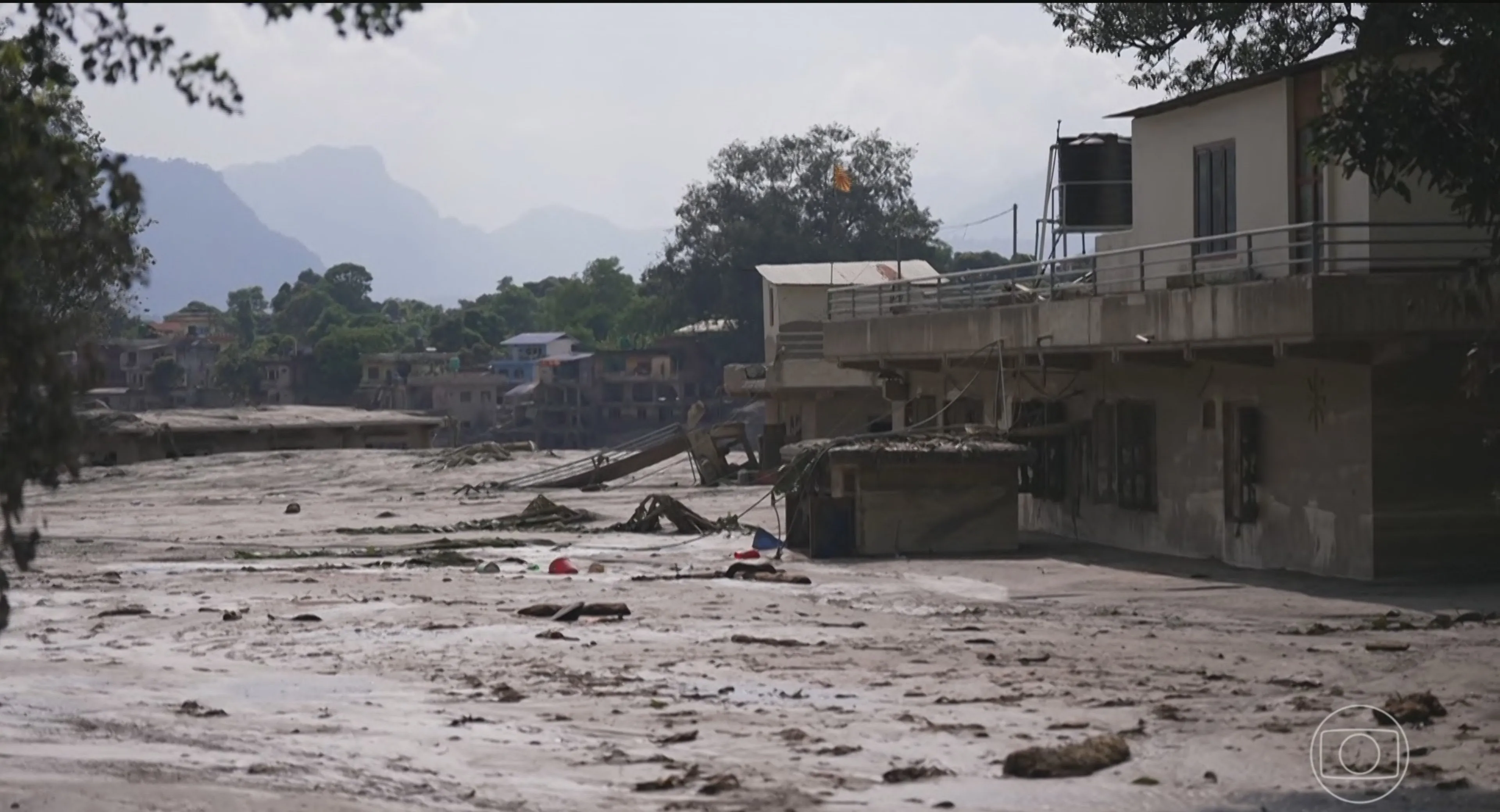 Número de mortos pelas enchentes no Nepal sobe para 675; reconstrução pode custar até R$ 26 bilhões